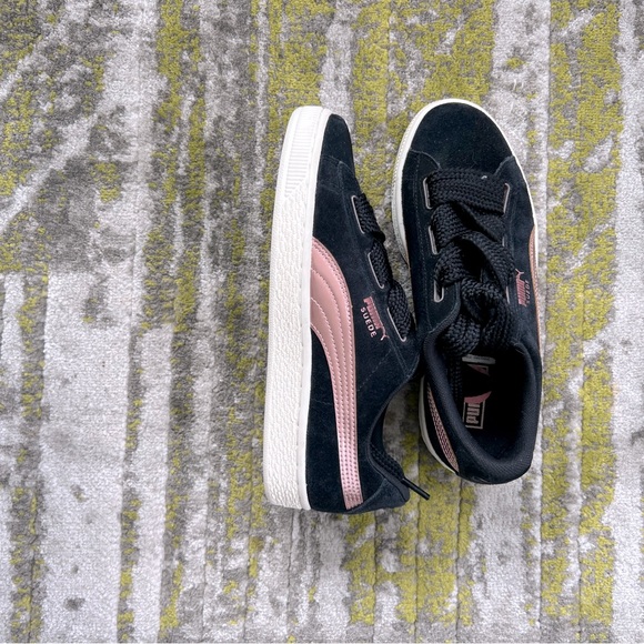 Puma Suede Heart Size 4 Black/Rose Gold - Picture 2 of 5